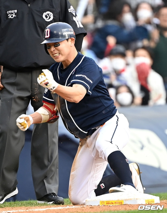 두산 정수빈이 지난 7일 서울 잠실야구장에서 2021 KBO 리그 포스트시즌 LG 트윈스와 준플레이오프 3차전에서 5회초 2사 만루에 나와 우익수 쪽 3타점 적시 3루타를 날리고 3루에 도착한 뒤 기뻐하고 있다. /사진=OSEN