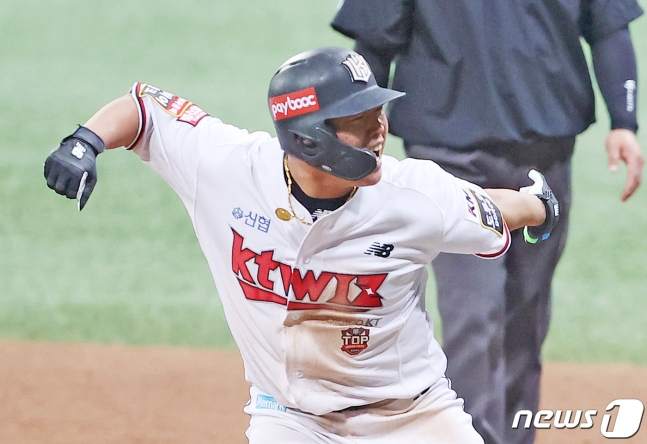 14일 한국시리즈 1차전에서 KT 강백호가 7회말 적시타를 터뜨린 후 포효하고 있다. /사진=뉴스1