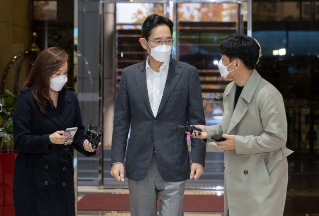 이재용(가운데) 삼성전자 부회장이 5년 만에 미국 출장길에 올랐다. 사진은 출국에 앞서 기자들의 질문에 답하는 이 부회장의 모습./사진제공=뉴스1