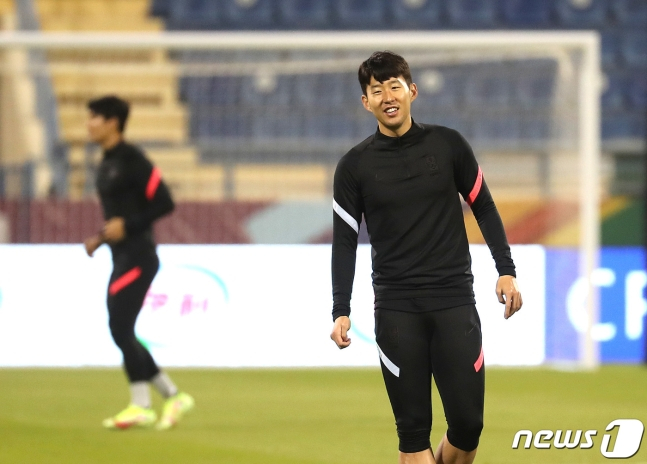 손흥민이 이라크와 2022 카타르 월드컵 아시아 지역 최종예선 A조 6차전을 하루 앞둔 15일(현지시간) 카타르 도하의 타니 빈 자심 스타디움에서 밝은 모습으로 훈련을 하고 있다. /사진=뉴스1