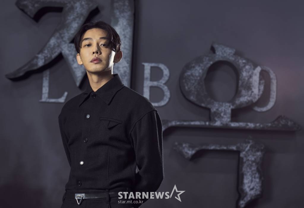 배우 유아인이 16일 오전 온라인으로 진행된 넷플릭스 시리즈 '지옥' 제작발표회에 참석해 포즈를 취하고 있다. '지옥'은 예고 없이 등장한 지옥의 사자들에게 사람들이 지옥행 선고를 받는 초자연적인 현상이 발생하고, 이 혼란을 틈타 부흥한 종교단체 새진리회와 사건의 실체를 밝히려는 이들이 얽히면서 벌어지는 이야기를 그린 넷플릭스 시리즈다. 오는 19일 공개. / 사진제공 = 넷플릭스 /사진=김창현 기자 chmt@
