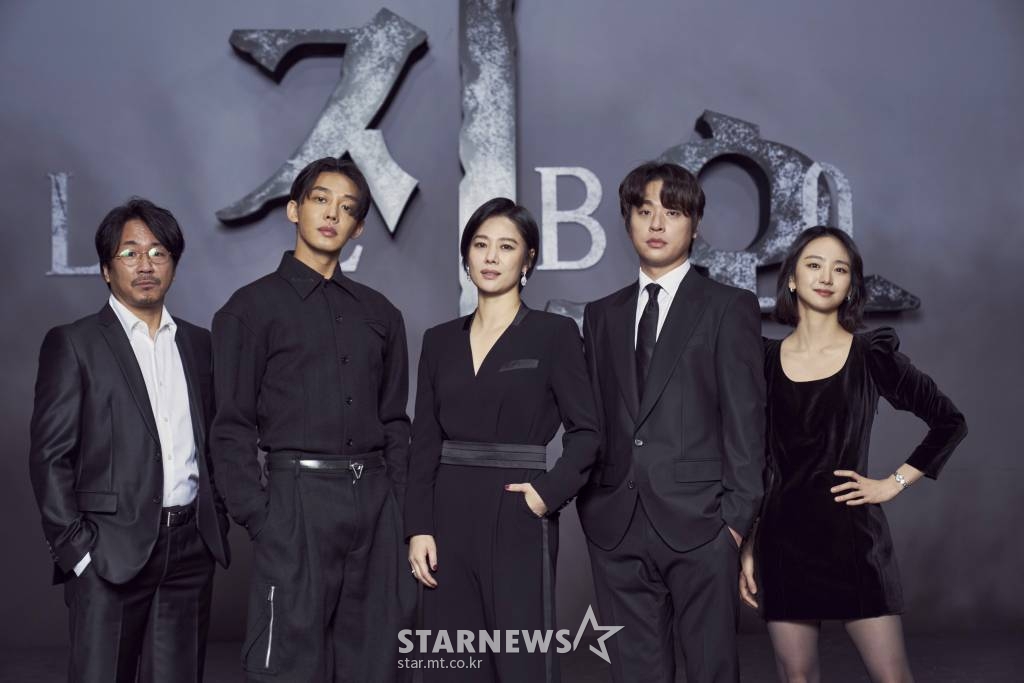 배우 양익준, 유아인, 김현주, 박정민, 원진아가 16일 오전 온라인으로 진행된 넷플릭스 시리즈 '지옥' 제작발표회에 참석해 포즈를 취하고 있다. '지옥'은 예고 없이 등장한 지옥의 사자들에게 사람들이 지옥행 선고를 받는 초자연적인 현상이 발생하고, 이 혼란을 틈타 부흥한 종교단체 새진리회와 사건의 실체를 밝히려는 이들이 얽히면서 벌어지는 이야기를 그린 넷플릭스 시리즈다. 오는 19일 공개. / 사진제공 = 넷플릭스 /사진=김창현 기자 chmt@