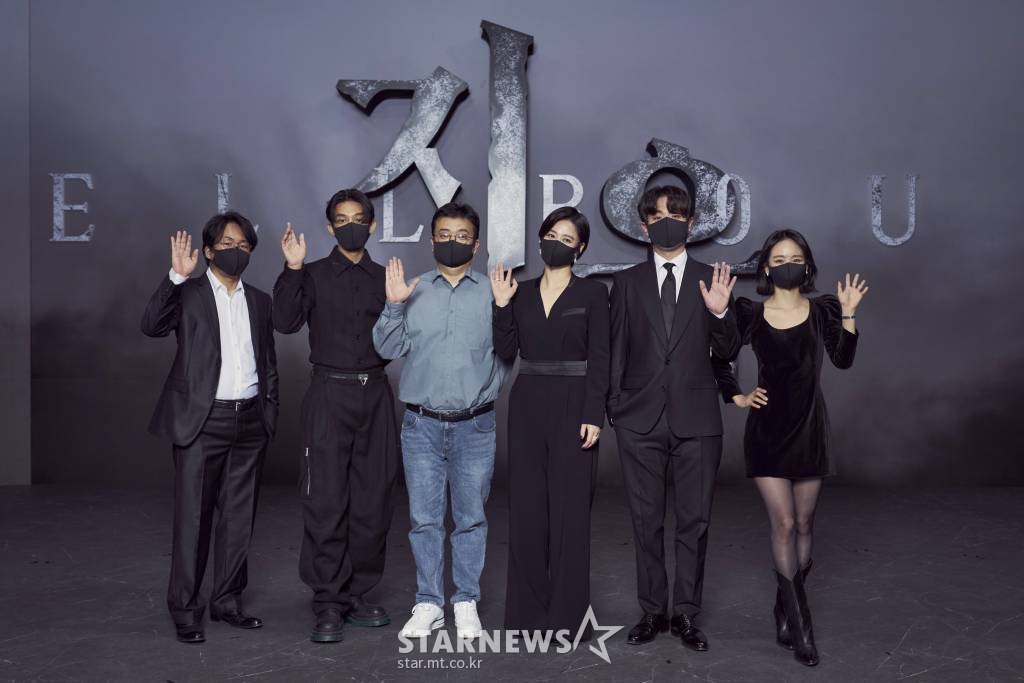 연상호 감독(왼쪽 세번째), 배우 양익준, 유아인, 김현주, 박정민, 원진아가 16일 오전 온라인으로 진행된 넷플릭스 시리즈 '지옥' 제작발표회에 참석해 포즈를 취하고 있다. '지옥'은 예고 없이 등장한 지옥의 사자들에게 사람들이 지옥행 선고를 받는 초자연적인 현상이 발생하고, 이 혼란을 틈타 부흥한 종교단체 새진리회와 사건의 실체를 밝히려는 이들이 얽히면서 벌어지는 이야기를 그린 넷플릭스 시리즈다. 오는 19일 공개. / 사진제공 = 넷플릭스 /사진=김창현 기자 chmt@