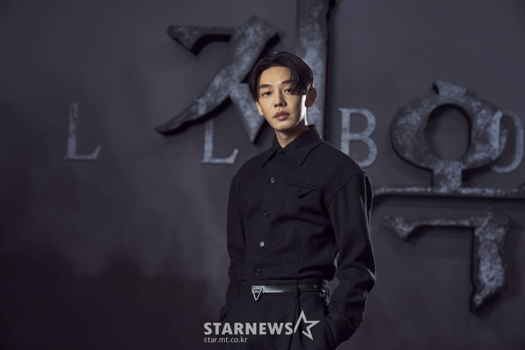 배우 유아인이 16일 오전 온라인으로 진행된 넷플릭스 시리즈 '지옥' 제작발표회에 참석해 포즈를 취하고 있다. '지옥'은 예고 없이 등장한 지옥의 사자들에게 사람들이 지옥행 선고를 받는 초자연적인 현상이 발생하고, 이 혼란을 틈타 부흥한 종교단체 새진리회와 사건의 실체를 밝히려는 이들이 얽히면서 벌어지는 이야기를 그린 넷플릭스 시리즈다. 오는 19일 공개. / 사진제공 = 넷플릭스 /사진=김창현 기자 chmt@