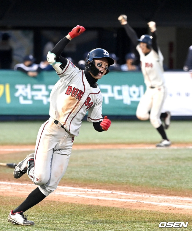 덕수고 주정환(앞)이 16일 서울 목동야구장에서 열린 유신고와 제49회 봉황대기 결승전에서 9회초 1사 2, 3루에 역전 2타점 2루타를 날리고 기뻐하고 있다./사진=OSEN