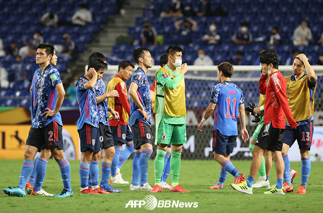 일본축구대표팀이 지난 9월 홈에서 열린 오만과의 2022 카타르 월드컵 최종예선 첫 경기에서 패배한 뒤 아쉬워하고 있는 모습. /AFPBBNews=뉴스1