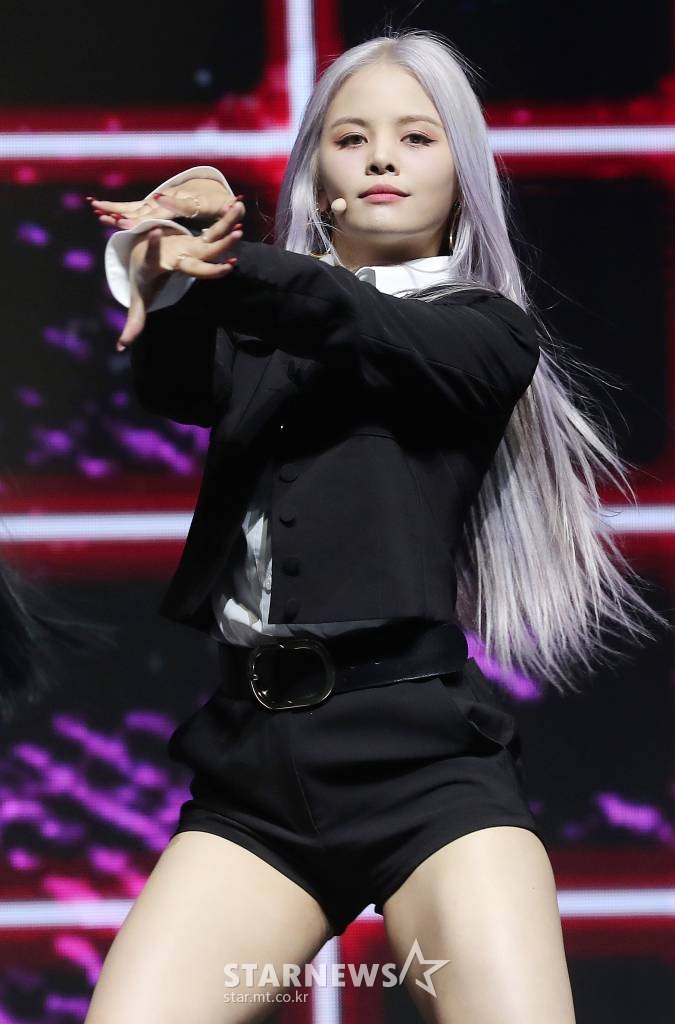 걸그룹 CLC 손이 2일 오후 서울 광진구 광장동 예스24라이브홀에서 진행된 새 싱글 'HELICOPTER(헬리콥터)' 발매 기념 쇼케이스에서 화려한 무대를 선보이고 있다. CLC가 1년 만에 선보이는 신곡 'HELICOPTER(헬리콥터)'는 트랩 팝(Trap pop)과 EDM 파워하우스(EDM Powerhouse) 장르의 곡으로, '미래에 대한 호기심'이라는 화두를 던지며 CLC만의 해답을 찾아가는 여정을 그린 곡이다. /사진=김창현 기자 chmt@