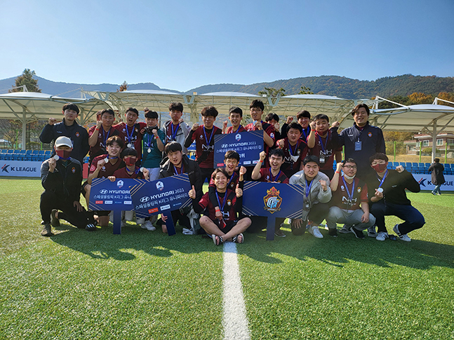 2021 스페셜올림픽 K리그 통합축구대회를 2위로 마친 뒤 기념사진을 촬영하고 있는 경남FC 통합축구팀. /사진=경남FC 제공