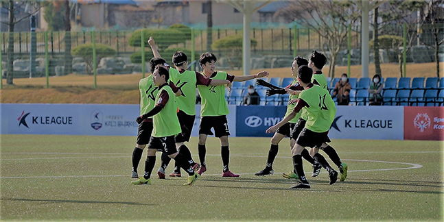2021 스페셜올림픽 K리그 통합축구대회에서 득점 후 세리머니를 펼치고 있는 경남FC 통합축구팀. /사진=경남FC 제공