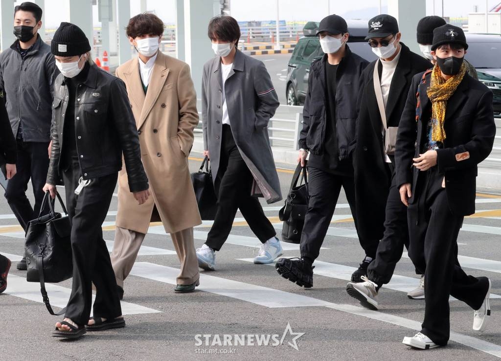 그룹 방탄소년단 RM, 진, 슈가, 제이홉, 지민, 뷔, 정국이 미국 로스앤젤레스 소파이 스타디움에서 열리는 'BTS PERMISSION TO DANCE ON STAGE - LA' 콘서트를 위해 17일 오후 인천국제공항을 통해 출국하고 있다. 2021.11.17 /사진=임성균 기자 tjdrbs23@
