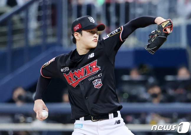 18일 한국시리즈 4차전에 선발 등판해 역투를 펼치며 승리투수가 된 KT 배제성. /사진=뉴스1