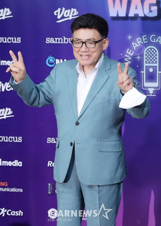 코미디언 엄영수가 18일 오후 서울 마포구 서교동 윤형빈소극장에서 열린 웹 개그 콘첸트 '우리는 개그맨이다' 제작발표회에 참석해 포즈를 취하고 이다. '우리는 개그맨이다' 시즌 1은 엄영수 회장을 필두로 심형래, 임하룡, 김학래, 김수용 등 스타 코미디언부터 신인 코미디언까지 총출동한다. 이들은 지난 10월 27일 동서울대학교에서 '개그맨들이 노는 판' 콘텐츠를 녹화, 60여 명의 코미디언들에게 웃음의 기회를 제공했고 어려운 상황에 있는 코미디언 선후배들을 돕는 프로젝트 코미디 '개그 챌린지'도 시작한다. 2021.11.18 /사진=김창현 기자 chmt@