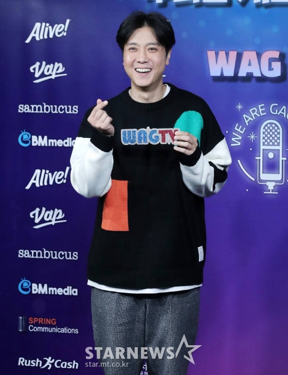 개그맨 이동윤이 18일 오후 서울 마포구 서교동 윤형빈소극장에서 열린 웹 개그 콘첸트 '우리는 개그맨이다' 제작발표회에 참석해 인사말을 하고 있다. '우리는 개그맨이다' 시즌 1은 엄영수 회장을 필두로 심형래, 임하룡, 김학래, 김수용 등 스타 코미디언부터 신인 코미디언까지 총출동한다. 이들은 지난 10월 27일 동서울대학교에서 '개그맨들이 노는 판' 콘텐츠를 녹화, 60여 명의 코미디언들에게 웃음의 기회를 제공했고 어려운 상황에 있는 코미디언 선후배들을 돕는 프로젝트 코미디 '개그 챌린지'도 시작한다. 2021.11.18 /사진=김창현 기자 chmt@