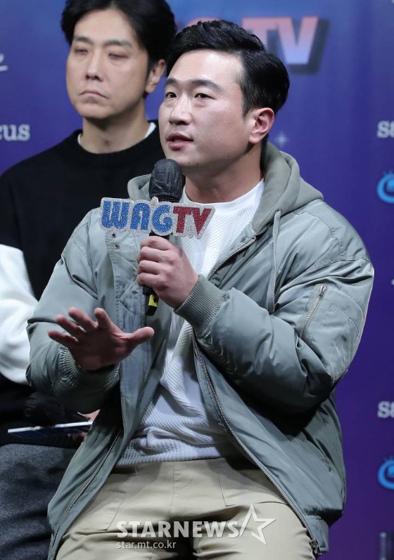개그맨 홍순목이 18일 오후 서울 마포구 서교동 윤형빈소극장에서 열린 웹 개그 콘첸트 '우리는 개그맨이다' 제작발표회에 참석해 인사말을 하고 있다. '우리는 개그맨이다' 시즌 1은 엄영수 회장을 필두로 심형래, 임하룡, 김학래, 김수용 등 스타 코미디언부터 신인 코미디언까지 총출동한다. 이들은 지난 10월 27일 동서울대학교에서 '개그맨들이 노는 판' 콘텐츠를 녹화, 60여 명의 코미디언들에게 웃음의 기회를 제공했고 어려운 상황에 있는 코미디언 선후배들을 돕는 프로젝트 코미디 '개그 챌린지'도 시작한다. 2021.11.18 /사진=김창현 기자 chmt@