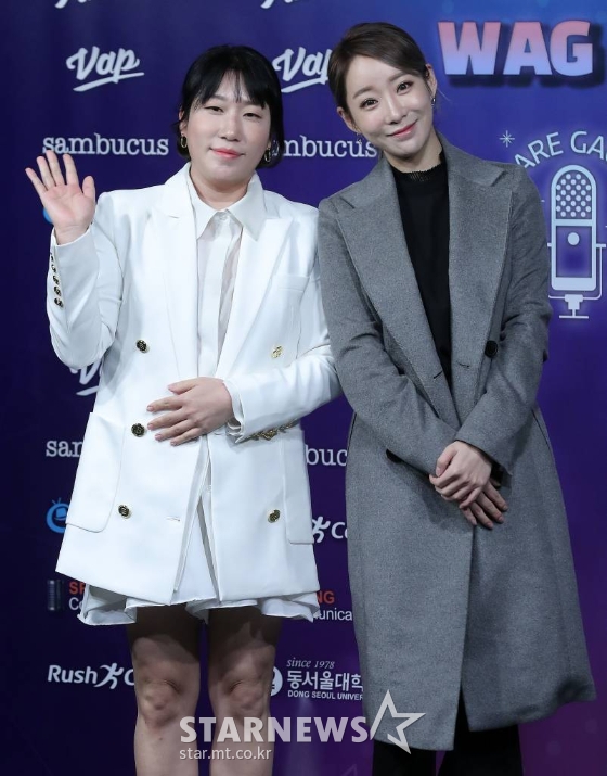 개그우먼 김영희, 안소미가 18일 오후 서울 마포구 서교동 윤형빈소극장에서 열린 웹 개그 콘첸트 '우리는 개그맨이다' 제작발표회에 참석해 포즈를 취하고 이다. '우리는 개그맨이다' 시즌 1은 엄영수 회장을 필두로 심형래, 임하룡, 김학래, 김수용 등 스타 코미디언부터 신인 코미디언까지 총출동한다. 이들은 지난 10월 27일 동서울대학교에서 '개그맨들이 노는 판' 콘텐츠를 녹화, 60여 명의 코미디언들에게 웃음의 기회를 제공했고 어려운 상황에 있는 코미디언 선후배들을 돕는 프로젝트 코미디 '개그 챌린지'도 시작한다. 2021.11.18 /사진=김창현 기자 chmt@