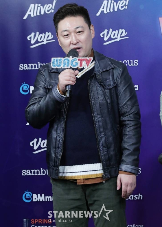 개그맨 노우진이 18일 오후 서울 마포구 서교동 윤형빈소극장에서 열린 웹 개그 콘첸트 '우리는 개그맨이다' 제작발표회에 참석해 인사말을 하고 있다. '우리는 개그맨이다' 시즌 1은 엄영수 회장을 필두로 심형래, 임하룡, 김학래, 김수용 등 스타 코미디언부터 신인 코미디언까지 총출동한다. 이들은 지난 10월 27일 동서울대학교에서 '개그맨들이 노는 판' 콘텐츠를 녹화, 60여 명의 코미디언들에게 웃음의 기회를 제공했고 어려운 상황에 있는 코미디언 선후배들을 돕는 프로젝트 코미디 '개그 챌린지'도 시작한다. 2021.11.18 /사진=김창현 기자 chmt@