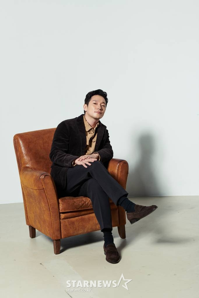 배우 손석구가 18일 오후 화상으로 진행된 영화 '연애 빠진 로맨스' 개봉 관련 인터뷰에 앞서 포즈를 취하고 있다. 손석구는 극 중 섹스칼럼을 쓰기 위해 사랑 없는 연애를 시도하는 우리 역을 맡았다. '연애 빠진 로맨스'는 데이트 어플로 만난 남녀가 조금씩 서로에 대해 알아가게 되면서 벌어지는 일을 그린 이야기다. 오는 24일 개봉. / 사진제공 = CJ ENM /사진=김창현 기자 chmt@