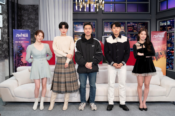 티빙 오리지널 '러브캐처 인 서울'의 왓처 써니(사진 맨 왼쪽부터 오른쪽으로), 장도연, 손호준, 정민석 PD, 미연./사진제공=티빙