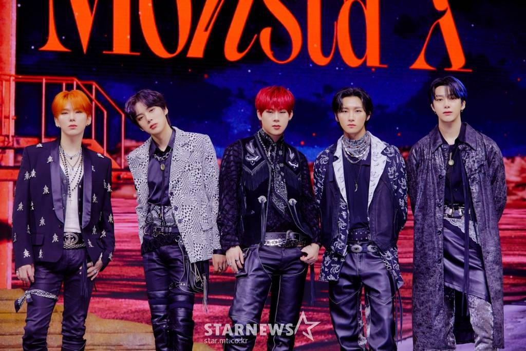 그룹 몬스타엑스가 19일 오전 온라인 생중계로 진행된 미니앨범 'No Limit'(노 리밋) 발매기념 쇼케이스에 앞서 포즈를 취하고 있다. 어떤 상황에도 '한계 없는' 가능성과 함께 무한 경쟁시대에서 더욱 빛나는 몬스타엑스의 정체성을 담은 앨범 'No Limit'은 19일 오후 2시에 공개된다. /사진제공=스타쉽엔터테인먼트 2021.11.19 /사진=이동훈 기자 photoguy@