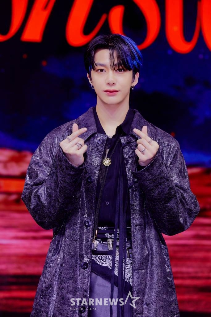그룹 몬스타엑스 형원이 19일 오전 온라인 생중계로 진행된 미니앨범 'No Limit'(노 리밋) 발매기념 쇼케이스에 앞서 포즈를 취하고 있다. 어떤 상황에도 '한계 없는' 가능성과 함께 무한 경쟁시대에서 더욱 빛나는 몬스타엑스의 정체성을 담은 앨범 'No Limit'은 19일 오후 2시에 공개된다. /사진제공=스타쉽엔터테인먼트 2021.11.19 /사진=이동훈 기자 photoguy@