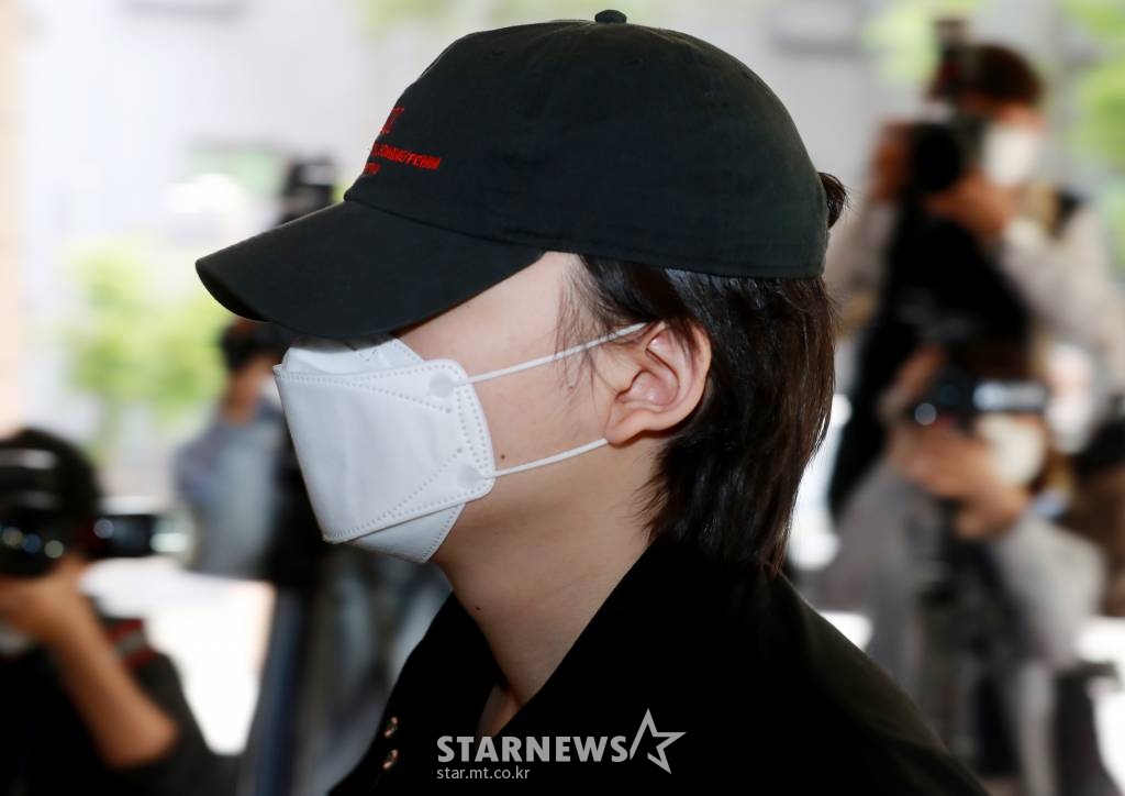 음주 교통사고를 내고 운전자를 바꿔치기한 혐의로 기소된 가수 노엘(본명 장용준)이 7일 오후 서울 마포구 서울서부지법에서 진행된 2차 공판에 참석하기 위해 청사로 들어서고 있다. /사진=이동훈 기자 photoguy@