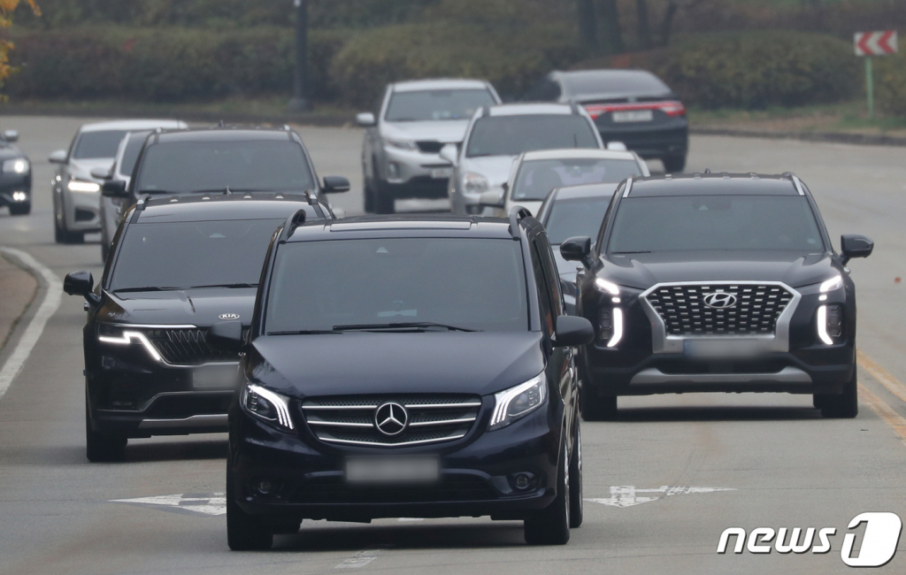 홍라희 전 리움미술관 관장 및 삼성 일가가 탑승한 차량들이 19일 오전 경기도 용인시 호암미술관 인근 선영에서 열린 삼성그룹 창업주 호암 이병철 선대 회장의 34주기 추도식 참석을 위해 이동하고 있다. 사진제공=뉴스1