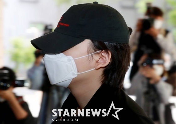 음주 교통사고를 내고 운전자를 바꿔치기한 혐의로 기소된 가수 노엘(본명 장용준)이 7일 오후 서울 마포구 서울서부지법에서 진행된 2차 공판에 참석하기 위해 청사로 들어서고 있다. /사진=이동훈 기자 photoguy@