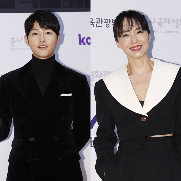 (서울=뉴스1) 권현진 기자 = 배우 송중기(왼쪽)와 전도연이 19일 오후 서울 강남구 CGV 청담씨네시티에서 열린 ‘제26회 춘사국제영화제’ 레드카펫 행사에 참석해 포즈를 취하고 있다. 2021.11.19./뉴스1