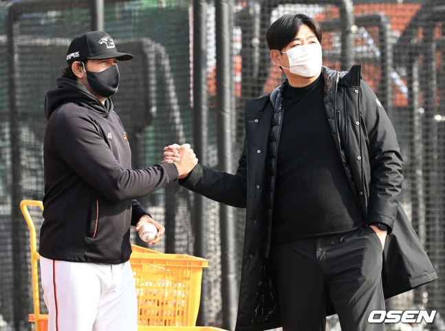 정민철(오른쪽) 한화 단장과 수베로 한화 감독.