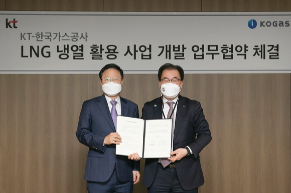 KT 신수정 Enterprise부문장(왼쪽)과 한국가스공사 이승 부사장. 사진제공=KT