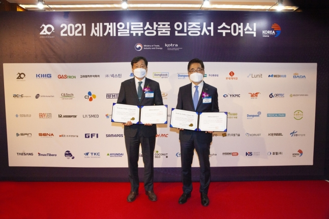 송종선 동원시스템즈 해외사업부장(왼쪽)과 최우영 동원F&B 식품부문장. 사진제공=동원그룹