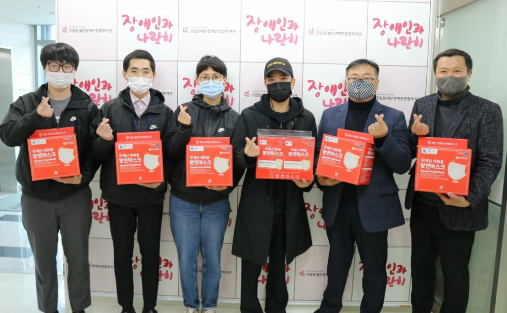 구립동대문장애인종합복지관 이동혁사회복지사, 박찬홍팀장, 박윤진사무국장, 클릭비 우연석, 세이프라이프 이용문대표, 김무열CMO /사진=세이프라이프