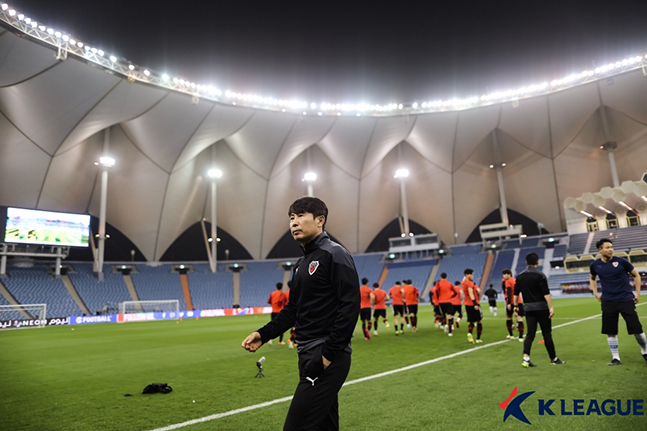 2021 AFC 챔피언스리그 결승전이 열리는 사우디아라비아 리야드 킹 파드 인터내셔널 스타디움에서 진행된 공식훈련을 준비 중인 김기동 포항스틸러스 감독. /사진=한국프로축구연맹