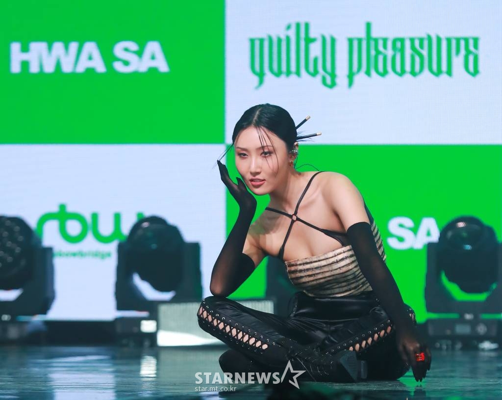 걸그룹 마마무 화사가 24일 오후 서울 광진구 예스24 라이브홀에서 진행된 두 번째 싱글 앨범 '길티 플레저'(Guilty Pleasure) 발매기념 쇼케이스에서 포즈를 취하고 있다. 이번 앨범에는 자신만의 개성과 색깔을 녹여낸 타이틀곡 'I'm a 빛' 을 비롯해 두려움을 스스로 이겨낼 때 마음의 평화를 얻을 수 있다는 희망을 노래한 'FOMO', 온 세상이 흔들릴 만큼 아픈 사랑의 덫에서 벗어나 진심으로 축복하겠다는 마음을 그린 '블레스 유(Bless U)'까지 총 3트랙이 수록됐다. /2021.11.24 /사진=이동훈 기자 photoguy@