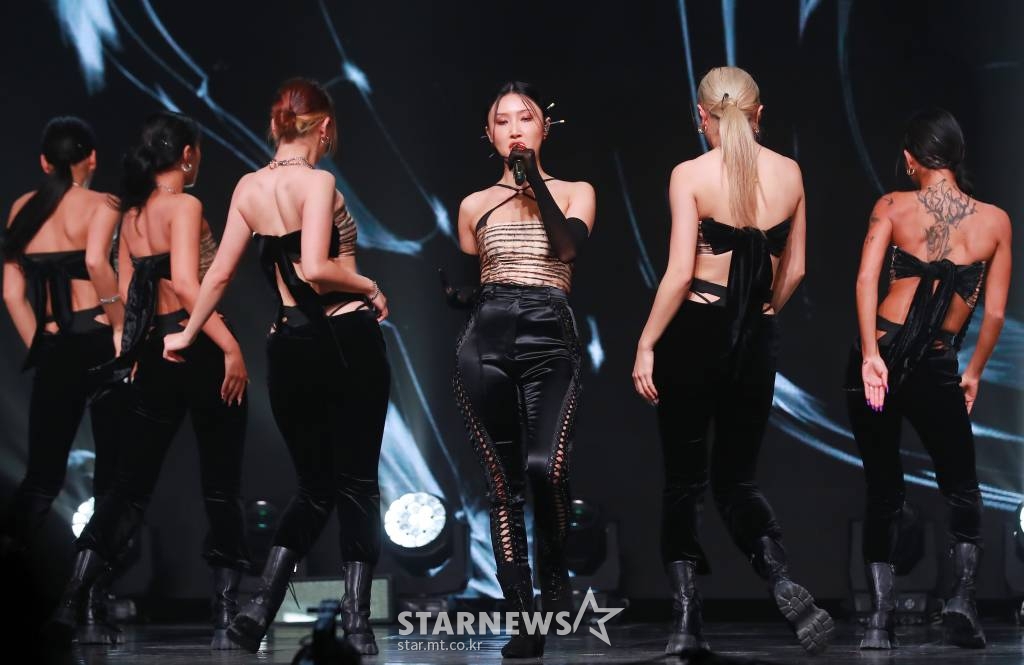 걸그룹 마마무 화사가 24일 오후 서울 광진구 예스24 라이브홀에서 진행된 두 번째 싱글 앨범 '길티 플레저'(Guilty Pleasure) 발매기념 쇼케이스에서 신곡을 선보이고 있다. 이번 앨범에는 자신만의 개성과 색깔을 녹여낸 타이틀곡 'I'm a 빛' 을 비롯해 두려움을 스스로 이겨낼 때 마음의 평화를 얻을 수 있다는 희망을 노래한 'FOMO', 온 세상이 흔들릴 만큼 아픈 사랑의 덫에서 벗어나 진심으로 축복하겠다는 마음을 그린 '블레스 유(Bless U)'까지 총 3트랙이 수록됐다. /2021.11.24 /사진=이동훈 기자 photoguy@