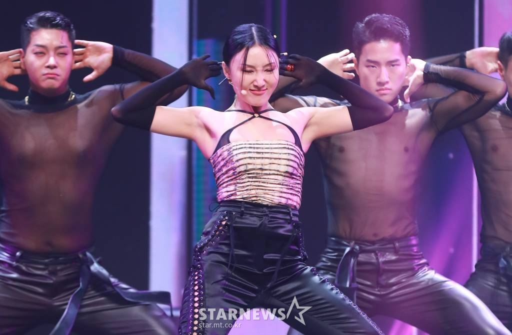 걸그룹 마마무 화사가 24일 오후 서울 광진구 예스24 라이브홀에서 진행된 두 번째 싱글 앨범 '길티 플레저'(Guilty Pleasure) 발매기념 쇼케이스에서 신곡을 선보이고 있다. 이번 앨범에는 자신만의 개성과 색깔을 녹여낸 타이틀곡 'I'm a 빛' 을 비롯해 두려움을 스스로 이겨낼 때 마음의 평화를 얻을 수 있다는 희망을 노래한 'FOMO', 온 세상이 흔들릴 만큼 아픈 사랑의 덫에서 벗어나 진심으로 축복하겠다는 마음을 그린 '블레스 유(Bless U)'까지 총 3트랙이 수록됐다. /2021.11.24 /사진=이동훈 기자 photoguy@