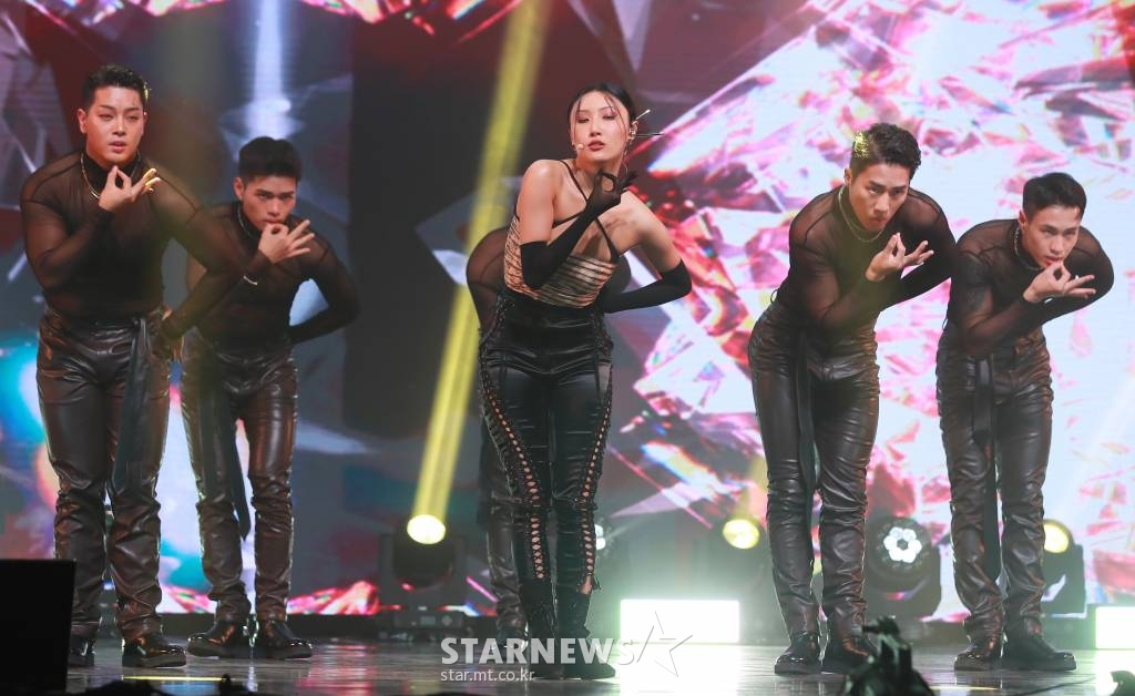 걸그룹 마마무 화사가 24일 오후 서울 광진구 예스24 라이브홀에서 진행된 두 번째 싱글 앨범 '길티 플레저'(Guilty Pleasure) 발매기념 쇼케이스에서 신곡을 선보이고 있다. 이번 앨범에는 자신만의 개성과 색깔을 녹여낸 타이틀곡 'I'm a 빛' 을 비롯해 두려움을 스스로 이겨낼 때 마음의 평화를 얻을 수 있다는 희망을 노래한 'FOMO', 온 세상이 흔들릴 만큼 아픈 사랑의 덫에서 벗어나 진심으로 축복하겠다는 마음을 그린 '블레스 유(Bless U)'까지 총 3트랙이 수록됐다. /2021.11.24 /사진=이동훈 기자 photoguy@