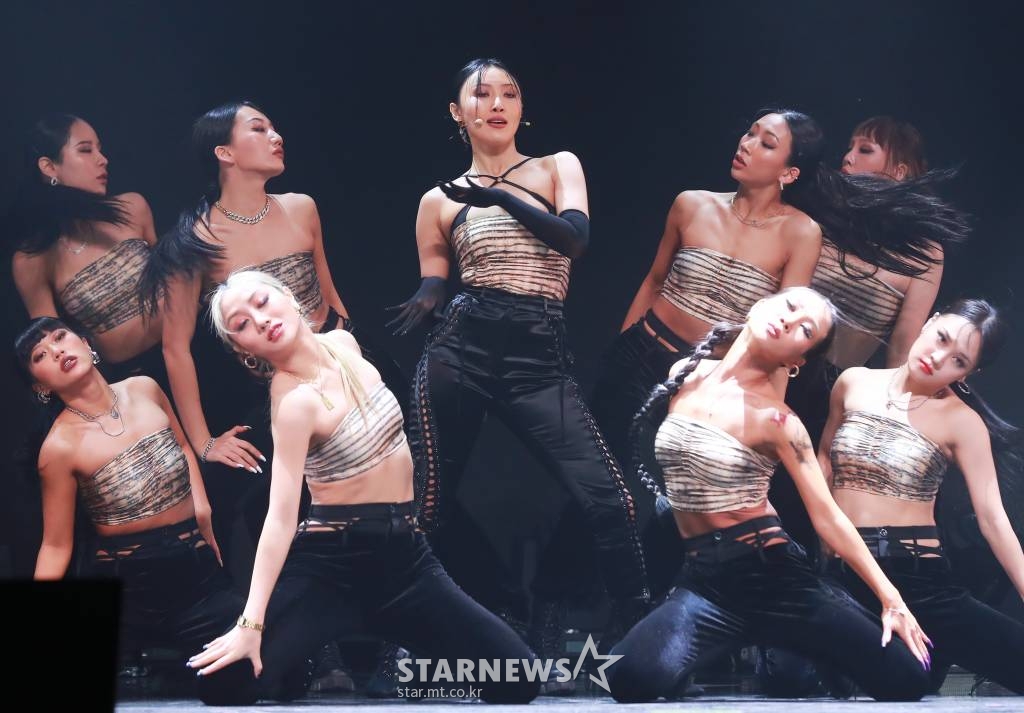 걸그룹 마마무 화사가 24일 오후 서울 광진구 예스24 라이브홀에서 진행된 두 번째 싱글 앨범 '길티 플레저'(Guilty Pleasure) 발매기념 쇼케이스에서 신곡을 선보이고 있다. 이번 앨범에는 자신만의 개성과 색깔을 녹여낸 타이틀곡 'I'm a 빛' 을 비롯해 두려움을 스스로 이겨낼 때 마음의 평화를 얻을 수 있다는 희망을 노래한 'FOMO', 온 세상이 흔들릴 만큼 아픈 사랑의 덫에서 벗어나 진심으로 축복하겠다는 마음을 그린 '블레스 유(Bless U)'까지 총 3트랙이 수록됐다. /2021.11.24 /사진=이동훈 기자 photoguy@