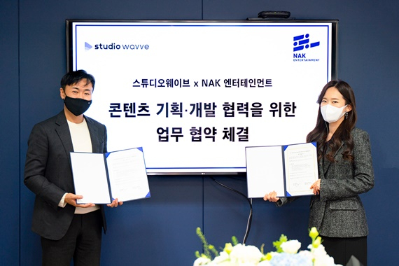 이찬호 스튜디오웨이브 대표(사진 왼쪽)와 성주화 NAK엔터테인먼트 대표/사진=웨이브