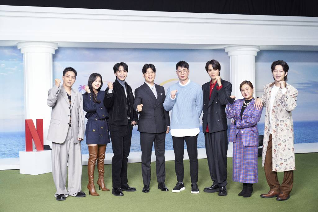 고민석, 조효진 PD(가운데), 은지원, 조보아, 이승기, 카이, 박나래, 김희철/ 사진제공 = 넷플릭스