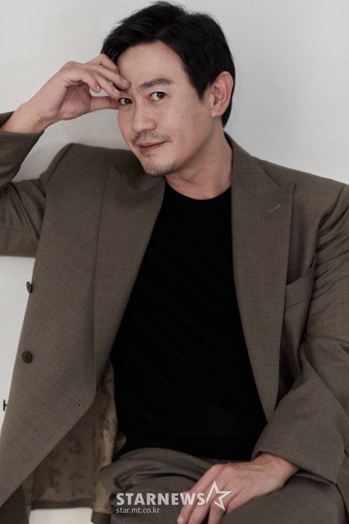 영화 '유체이탈자'(감독 윤재근)의 주연배우 박용우가 19일 오전 진행된 화상 라운드 인터뷰를 위해 포즈를 취하고 있다.  기억을 잃은 채 12시간마다 다른 사람의 몸에서 깨어나는 한 남자가 모두의 표적이 된 진짜 자신을 찾기 위해 사투를 벌이는 추적 액션 영화 '유체이탈자'는 오는 24일 개봉한다. /사진제공=에이비오엔터테인먼트 2021.11.19 /사진=이동훈 기자 photoguy@