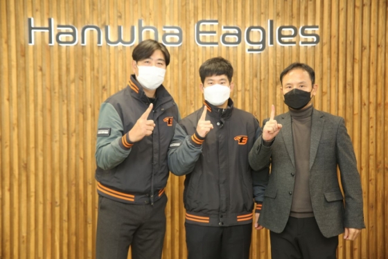 FA 계약 체결 후 정민철 단장(왼쪽), 김현수(오른쪽) 브랜뉴스포츠 대표와 기념촬영하고 있는 최재훈. /사진=한화 이글스 제공