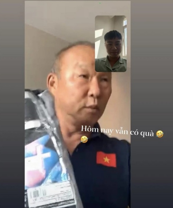 박항서 베트남 대표팀 감독이 수술을 앞두고 생일을 맞이한 반 토안과 영상 통화를 하고 있다. /사진=봉다24 갈무리