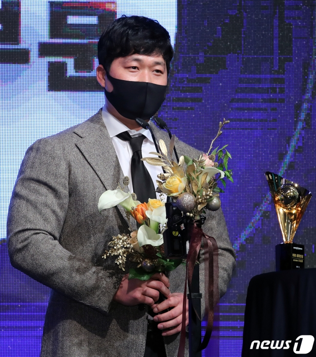 삼성 오승환은 29일 서울 임피리얼팰리스호텔 두베홀에서 열린 2021 신한은행 SOL KBO 시상식에서 세이브왕 수상 소감을 말하고 있다. /사진=뉴스1