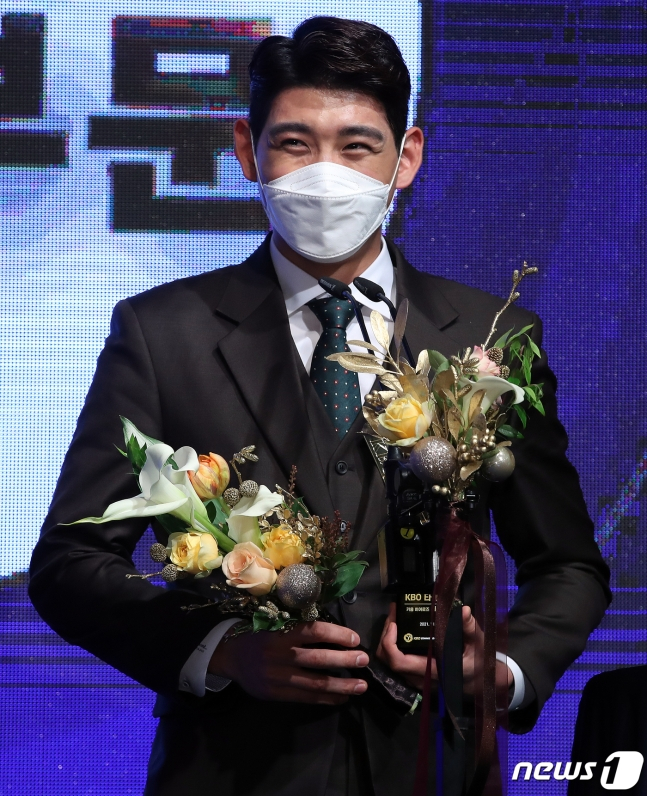 키움 이정후가 29일 서울 강남구 논현동 임피리얼 팰리스에서 열린 '2021 신한은행 SOL KBO 시상식'에서 타율왕 수상 소감을 밝히고 있다./사진=뉴스1