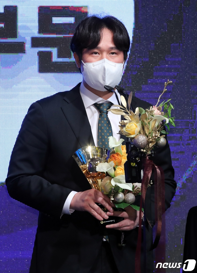 SSG 최정이 29일 서울 강남구 논현동 임피리얼 팰리스에서 열린 '2021 신한은행 SOL KBO 시상식'에서 홈런왕 수상을 밝히고 있다./사진=뉴스1