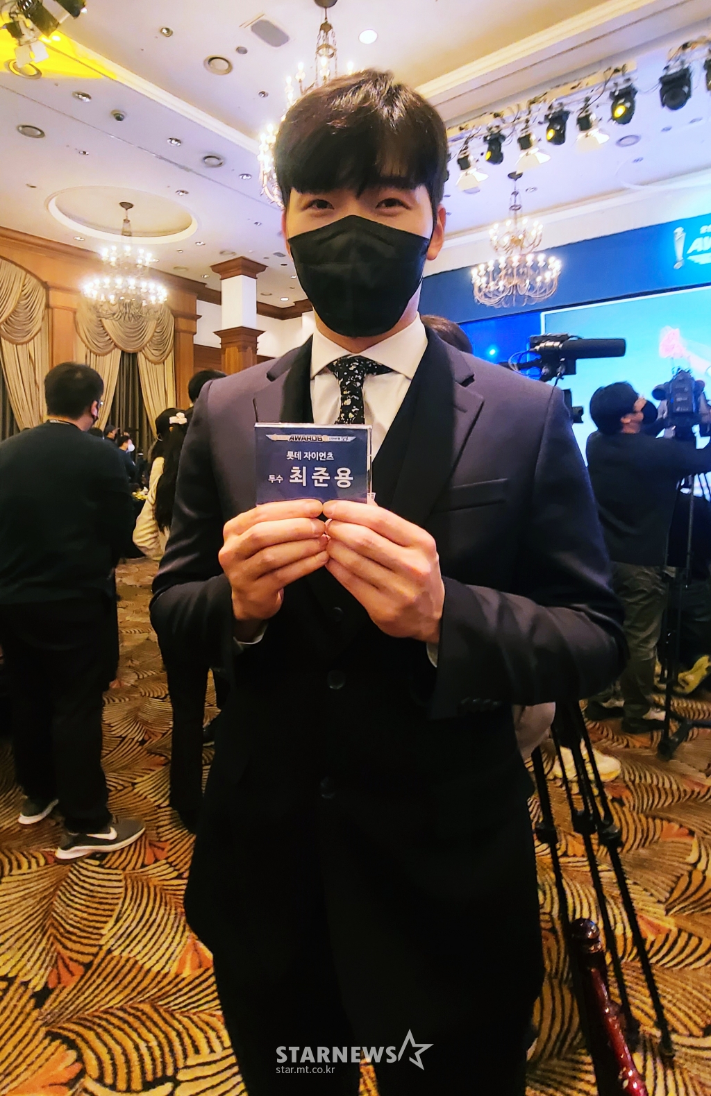 시상식을 마친 뒤 취재진과 만난 롯데 최준용이 소중하게 간직한 명찰을 들어 보이며 포즈를 취하고 있다. /사진=김우종 기자