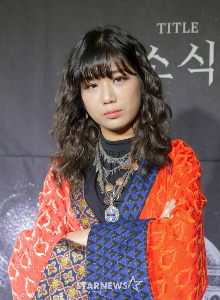 가수 안예은이 29일 오후 온라인 생중계로 진행된 새 EP 앨범 '섬에서' 발매기념 쇼케이스에 앞서 포즈를 취하고 있다. '섬에서'는 지난 4월 발매된 EP 앨범 '섬으로'를 잇는 세계관을 담고 있으며, '멀리', '소식', '무'(無), '문', '에필로그' 등 다섯곡이 수록됐다. /사진제공=JMG(더블엑스엔터테인먼트) 제공 2021.11.29 /사진=이동훈 기자 photoguy@
