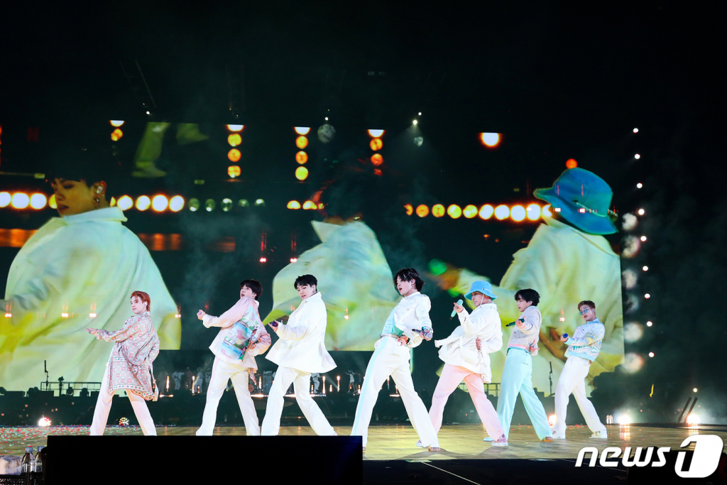 (LA=뉴스1) = 그룹 방탄소년단(BTS)이 28일(현지시간) 미국 로스앤젤레스 소파이 스타디움에서 열린 'BTS 퍼미션 투 댄스 온 스테이지 - LA'(BTS PERMISSION TO DANCE ON STAGE - LA) 공연에서 멋진 무대를 선보이고 있다. (빅히트뮤직 제공)2021.11.29/뉴스1