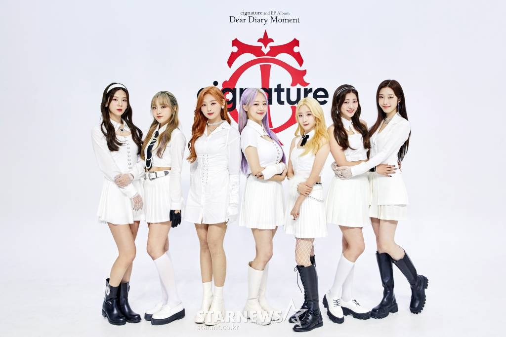 걸그룹 시그니처(cignature)가 30일 오후 온라인으로 진행된 두 번째 EP 앨범 'Dear Diary Moment(디어 다이어리 모먼트)' 발매 기념 쇼케이스에서 포즈를 취하고 있다. / 사진제공=J9엔터테인먼트 /사진=김창현 기자 chmt@